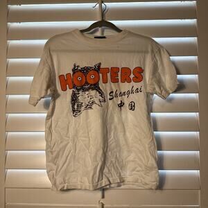 Vintage Hooters Shanghai China T Shirt White Souvenir Tee Rare Wears Like Small